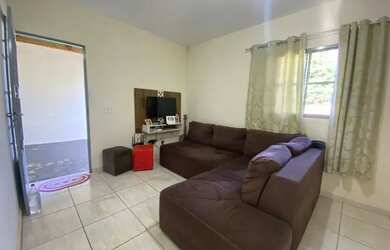 Imagem: A casa possui 2 Dormitórios, 1 Banheiro, 2 Vagas na garagem