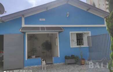 Imagem: A casa possui 3 Dormitórios, 3 Banheiros, 3 Vagas na garagem