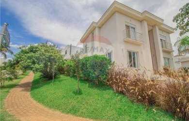 Imagem: A casa possui 5 Dormitórios, 5 Banheiros, 4 Vagas na garagem