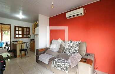 Imagem: A casa possui 2 Dormitórios, 1 Banheiro, 1 Vaga na garagem