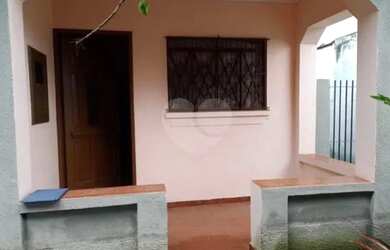 Imagem: A casa possui 3 Dormitórios, 2 Banheiros, 2 Vagas na garagem