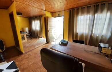 Imagem: A casa possui 4 Dormitórios, 1 Banheiro, 1 Vaga na garagem