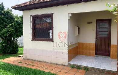 Imagem: A casa possui 3 Dormitórios, 1 Banheiro, 2 Vagas na garagem