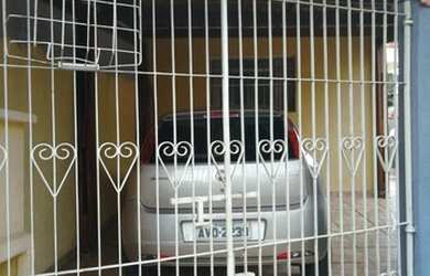 Imagem: A casa possui 3 Dormitórios, 2 Banheiros, 5 Vagas na garagem