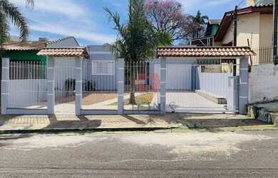 Imagem: A casa possui 2 Dormitórios, 1 Banheiro, 4 Vagas na garagem