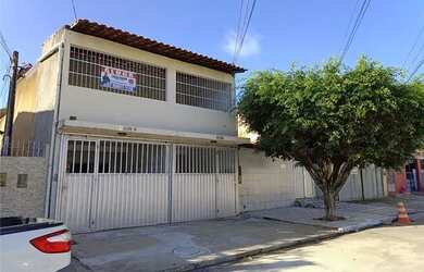 Imagem: A casa possui 3 Dormitórios, 2 Banheiros, 1 Vaga na garagem