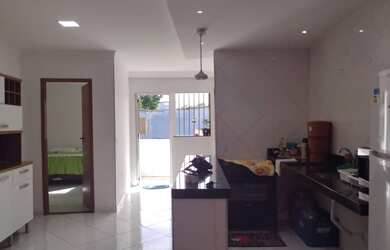 Imagem: A casa possui 3 Dormitórios, 1 Banheiro, 1 Vaga na garagem