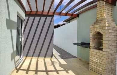 Imagem: A casa possui 3 Dormitórios, 2 Banheiros, 1 Vaga na garagem