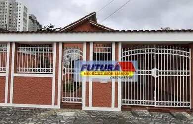 Imagem: A casa possui 3 Dormitórios, 2 Banheiros, 2 Vagas na garagem