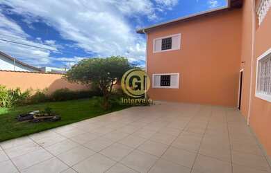 Imagem: A casa possui 3 Dormitórios, 2 Banheiros, 2 Vagas na garagem