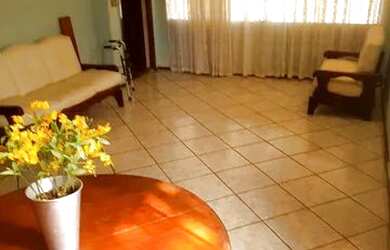 Imagem: A casa possui 3 Dormitórios, 2 Banheiros, 3 Vagas na garagem