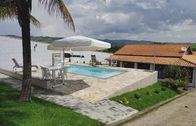 Imagem: A casa possui 4 Dormitórios, 4 Banheiros, 5 Vagas na garagem