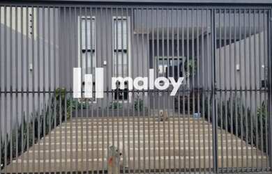 Imagem: A casa possui 3 Dormitórios, 2 Banheiros, 2 Vagas na garagem