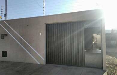 Imagem: A casa possui 2 Dormitórios, 1 Banheiro, 2 Vagas na garagem