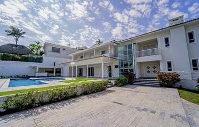 Imagem: A casa em condomínio possui 4 Dormitórios, 5 Banheiros, 5