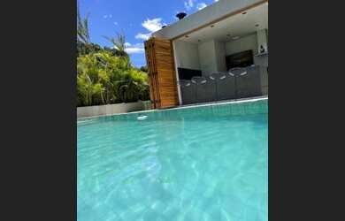 Imagem: A casa possui 3 Dormitórios, 5 Banheiros, 5 Vagas na garagem