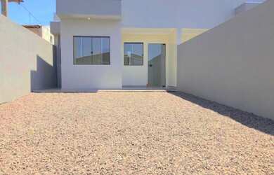 Imagem: A casa possui 3 Dormitórios, 1 Banheiro, 4 Vagas na garagem