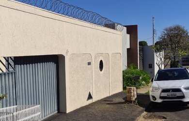 Imagem: A casa possui 3 Dormitórios, 3 Banheiros, 2 Vagas na garagem