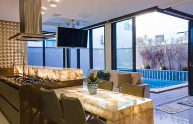 Imagem: A casa em condomínio possui 5 Dormitórios, 5 Banheiros, 4