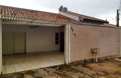 Imagem: A casa possui 3 Dormitórios, 3 Banheiros e 2 Vagas na garagem