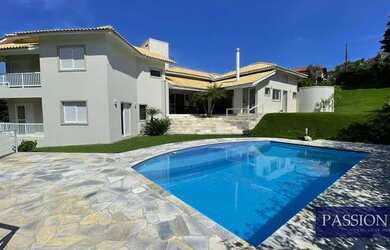 Imagem: A casa possui 4 Dormitórios, 2 Banheiros, 2 Vagas na garagem