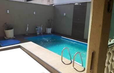 Imagem: A casa possui 3 Dormitórios, 4 Banheiros, 3 Vagas na garagem