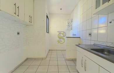 Imagem: O apartamento possui 2 Dormitórios, 1 Banheiro, 1 Vaga na garagem