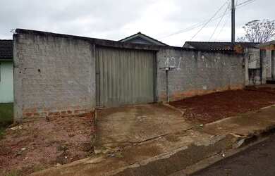 Imagem: A casa possui 2 Dormitórios, 1 Banheiro, 1 Vaga na garagem