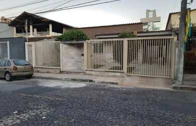 Imagem: A casa possui 3 Dormitórios, 3 Banheiros, 3 Vagas na garagem