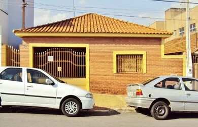 Imagem: A casa possui 3 Dormitórios, 1 Banheiro, 1 Vaga na garagem