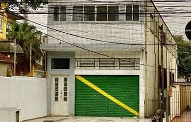 Imagem: O depósito possui 2 Vagas na garagem e 350m² de Área e está