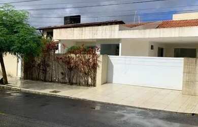 Imagem: A casa em condomínio possui 5 Dormitórios, 4 Banheiros, 4