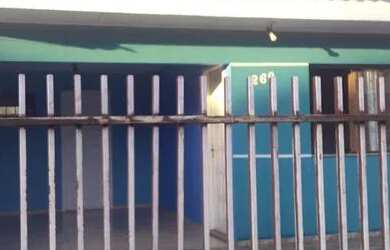 Imagem: A casa possui 3 Dormitórios, 1 Banheiro, 2 Vagas na garagem