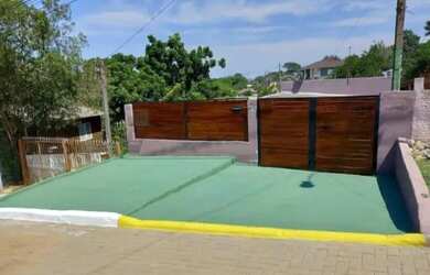 Imagem: A casa possui 3 Dormitórios, 2 Banheiros, 1 Vaga na garagem