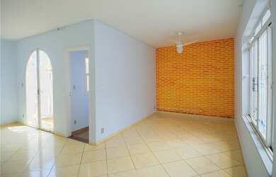 Imagem: A casa possui 4 Dormitórios, 3 Banheiros, 2 Vagas na garagem