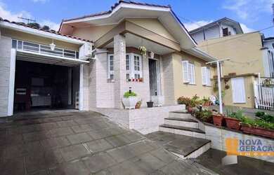 Imagem: A casa possui 3 Dormitórios, 1 Banheiro, 1 Vaga na garagem