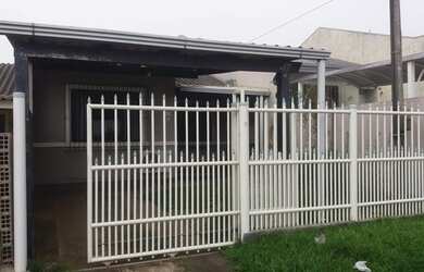 Imagem: A casa possui 3 Dormitórios, 1 Banheiro, 2 Vagas na garagem