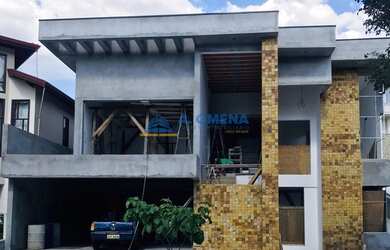 Imagem: A casa possui 4 Dormitórios, 5 Banheiros, 4 Vagas na garagem