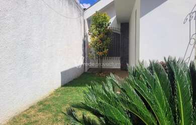 Imagem: A casa possui 3 Dormitórios, 3 Banheiros, 2 Vagas na garagem