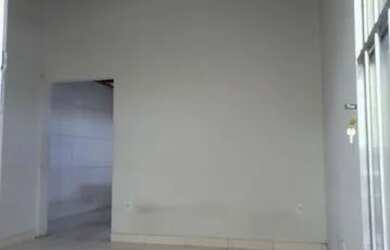 Imagem: A casa possui 3 Dormitórios, 1 Banheiro e está localizado