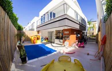 Imagem: A casa em condomínio possui 4 Dormitórios, 5 Banheiros, 2