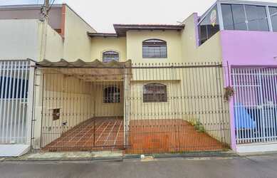 Imagem: A casa possui 2 Dormitórios, 1 Banheiro, 2 Vagas na garagem