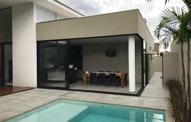 Imagem: A casa em condomínio possui 3 Dormitórios, 5 Banheiros, 3