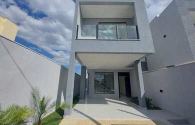 Imagem: A casa possui 3 Dormitórios, 3 Banheiros, 2 Vagas na garagem