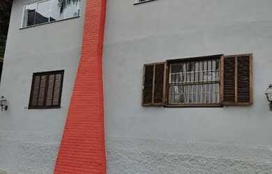 Imagem: A casa possui 3 Dormitórios, 3 Banheiros, 4 Vagas na garagem