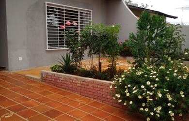 Imagem: A casa possui 3 Dormitórios, 3 Banheiros, 2 Vagas na garagem