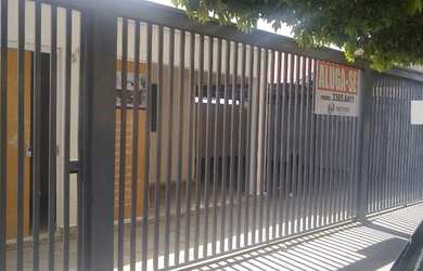 Imagem: A casa possui 3 Dormitórios, 2 Banheiros e 2 Vagas na garagem