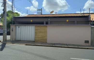 Imagem: A casa possui 3 Dormitórios, 2 Banheiros, 3 Vagas na garagem