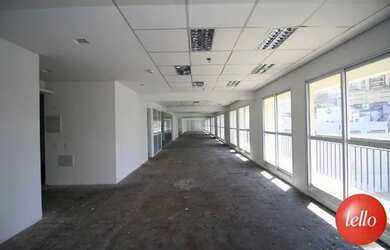 Imagem: O depósito possui 5 Vagas na garagem e 516m² de Área e está