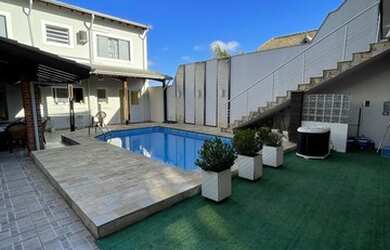 Imagem: A casa possui 5 Dormitórios, 4 Banheiros, 4 Vagas na garagem